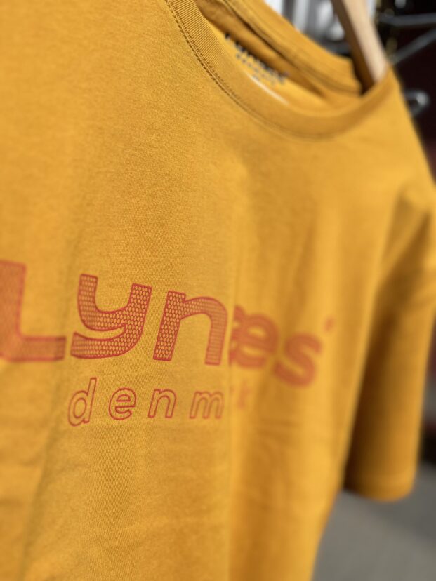 LYNÆS gul t-shirt