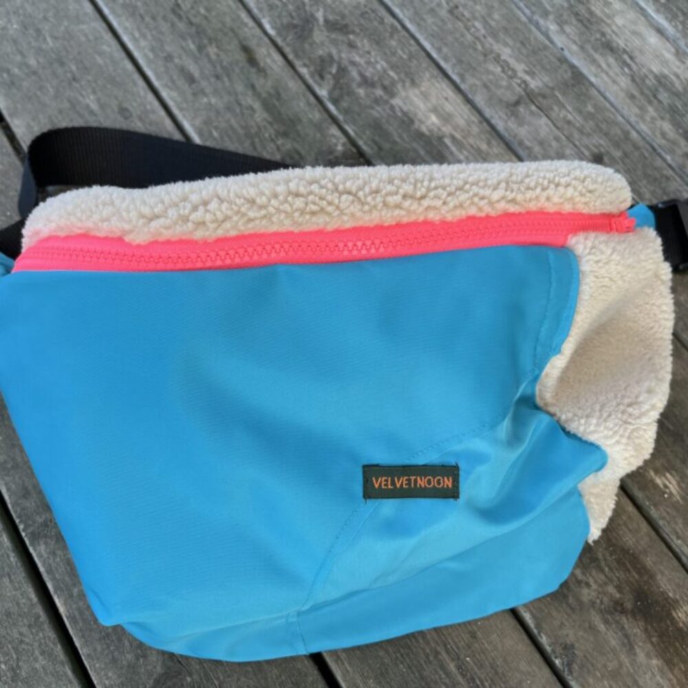 * * * SOLGT * * *Håndsyet Bumbag af gammel surferfrakke, Pinky pie