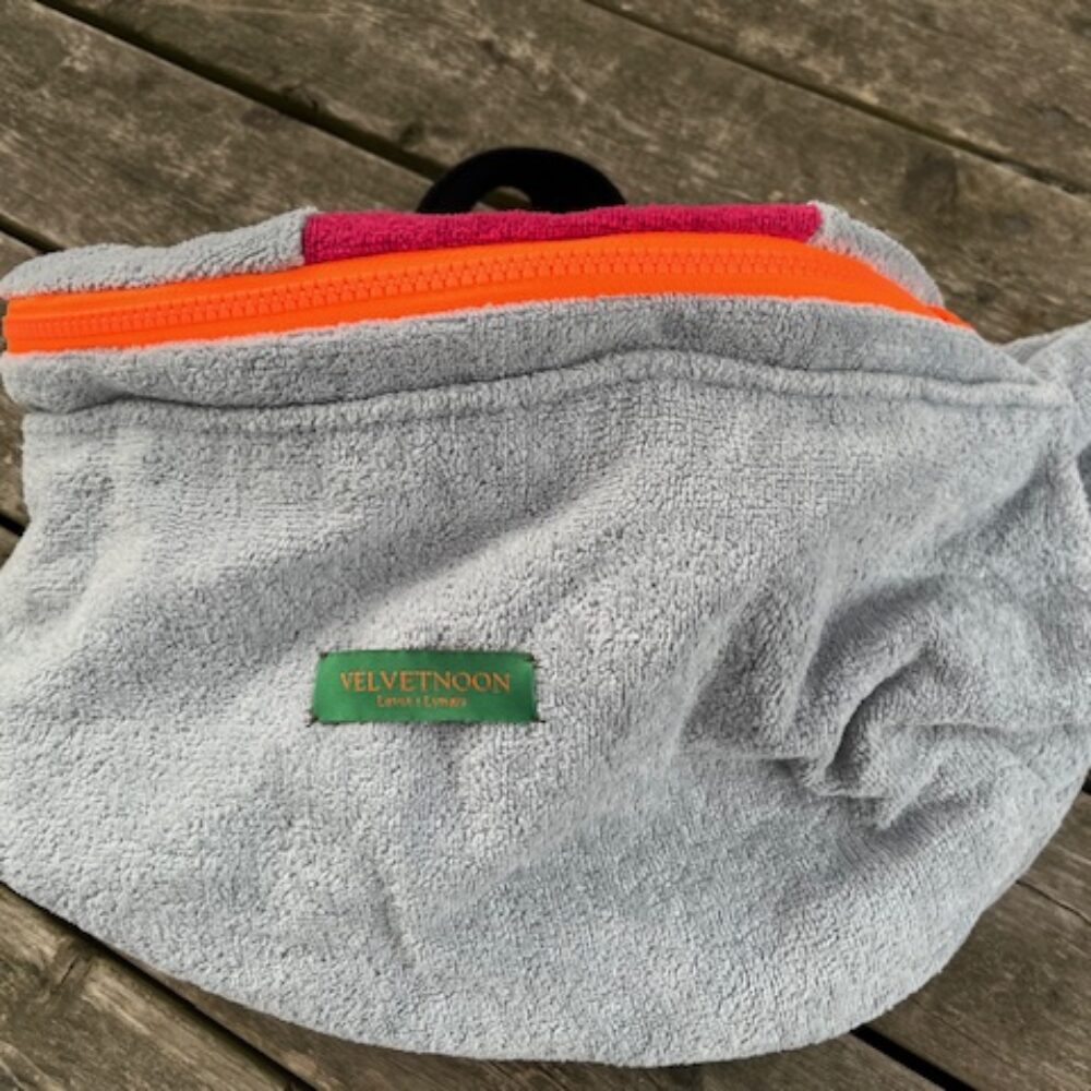 Håndsyet Bumbag af aflagt badeponcho fra LYNÆS